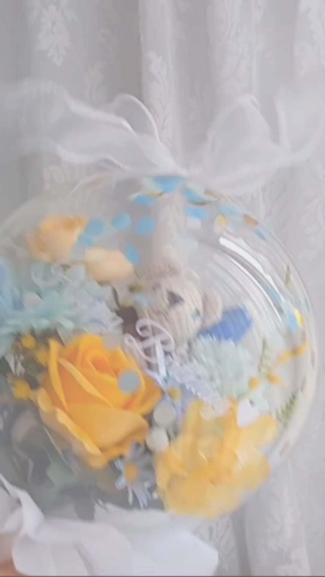 Confetti inside the balloon